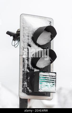 Semaforo coperto di neve a Southend on Sea, Essex, Regno Unito, con neve da Storm Darcy. Condizioni di guida pericolose e insidiose. Segnale strada coperta Foto Stock