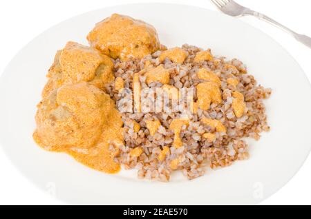 Polpette in salsa con guarnitura di grano saraceno. Studio foto Foto Stock