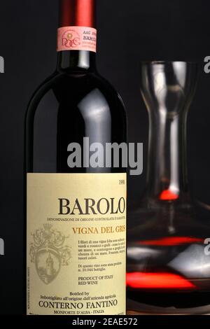 Torino, Piemonte, Italia. -01/02/2021- bottiglie di vino rosso piemontese invecchiato Barolo. Foto Stock