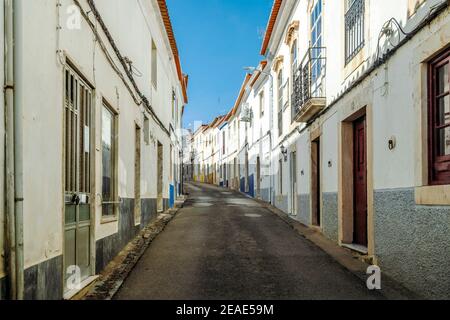 Una strada stretta della città storica di Borba in Alentejo, Portogallo Foto Stock