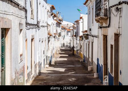 Una strada stretta della città storica di Borba in Alentejo, Portogallo Foto Stock