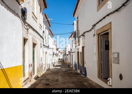 Una strada stretta della città storica di Borba in Alentejo, Portogallo Foto Stock