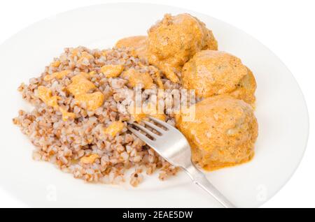 Polpette in salsa con guarnitura di grano saraceno. Studio foto Foto Stock