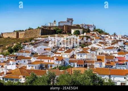 Paesaggio urbano della città storica con il castello, Estremoz, Alentejo. Portogallo Foto Stock