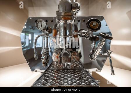 Primo piano della macchina da caffè professionale vintage Foto Stock