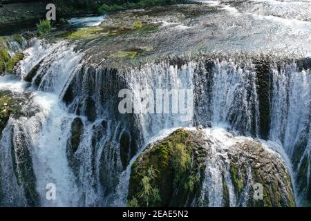 Scatto aereo di una cascata nel buk Strbacki, Bosnia-Erzegovina Foto Stock