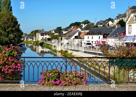 Fiume Oust visto dal ponte, parte del canale Nantes a Brest, e fiori a Josselin in Francia Foto Stock