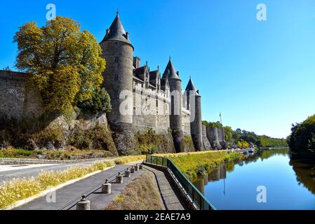 Castello di Rohan sulle rive di Oust, parte del canale Nantes a Brest, a Josselin in Francia Foto Stock