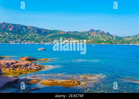 Baia di Agay sotto il massiccio dell'Esterel in Francia Foto Stock