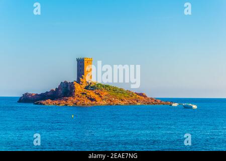 Una torre di osservazione su un piccolo isolotto vicino a Cap du dramont in Francia Foto Stock