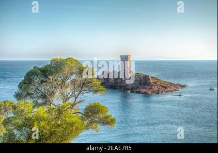 Una torre di osservazione su un piccolo isolotto vicino a Cap du dramont in Francia Foto Stock