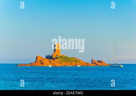 Una torre di osservazione su un piccolo isolotto vicino a Cap du dramont in Francia Foto Stock