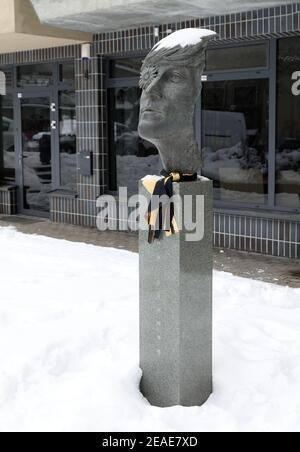 Una scultura di busto del leggendario musicista e cantautore dei Beatles John Lennon a Vilnius (di Jonas Gencevicius). Foto Stock