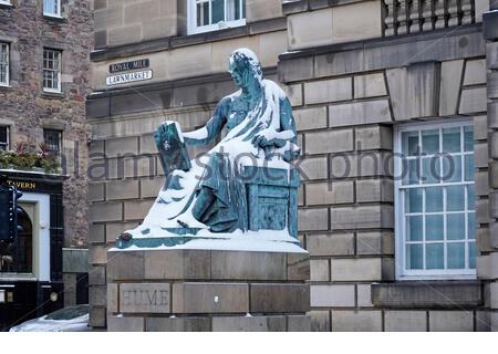 Edimburgo, Scozia, Regno Unito. 9 Feb 2021. Statua di David Hume sul Royal Mile coperto di neve. Credit: Craig Brown/Alamy Live News Foto Stock