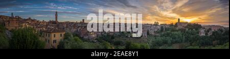 Panorama del centro storico di Siena all'alba, città medievale e rinascimentale in Toscana, Italia, con torre Mangia, chiesa, case antiche e palazzi su un verde Foto Stock