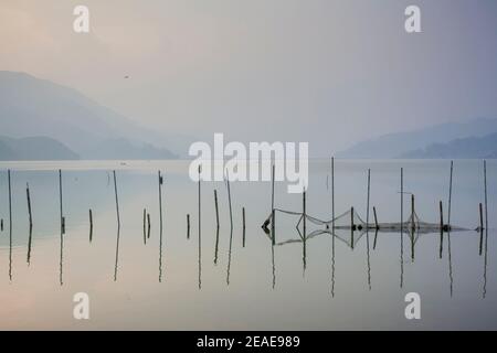 Pomeriggio misty sul lago Pewa. Pokhara. Nepal. Foto Stock