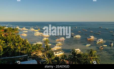 Barche tradizionali filippine Barche sulla spiaggia durante il tramonto. Isola di Panglao, Bohol, Filippine. Concetto di vacanza estiva e di viaggio. Foto Stock