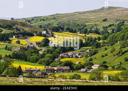 Vista panoramica di Arkengarthdale e del villaggio di Langthwaite, Yorkshire Dales National Park con prati di fieno in pieno fiore Foto Stock