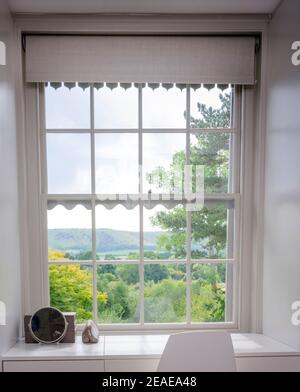 All'interno di una tradizionale finestra di frassino in una moderna casa contemporanea a Sussex, Regno Unito. Foto Stock