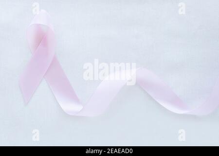 Nastro viola lavanda su tessuto bianco con spazio per la copia. All Cancer Awareness, testicolare Cancer, Alzheimer disease, Epilepsy Awareness, World Cancer D. Foto Stock