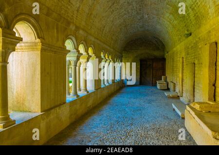 Cortile interno della Cattedrale della nostra Signora di nazareth A Vaison-la-Romaine in Francia Foto Stock