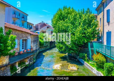 Vista di un canale nel centro di Orange, Francia Foto Stock