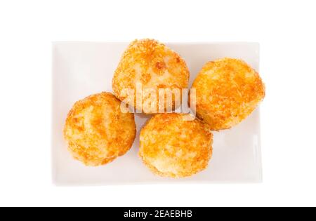 Polpette di formaggio con pollo e mozzarella in pastella e pangrattato. Studio foto Foto Stock