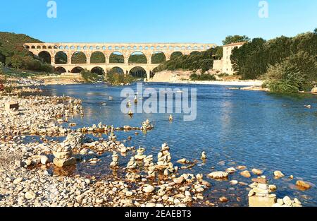 L'acqua del fiume Gardon sotto il Pont du Gard. Foto Stock