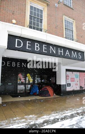 La neve arriva a Norwich, Regno Unito, febbraio 2021. Debenhams non riaprirà dopo aver chiuso 3 finiture - traversine ruvide nella porta Foto Stock