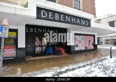 La neve arriva a Norwich, Regno Unito, febbraio 2021. Debenhams non riaprirà dopo aver chiuso 3 finiture - traversine ruvide nella porta Foto Stock