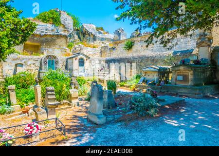 Un vecchio cimitero a Les Baux des Provence villaggio in Francia Foto Stock