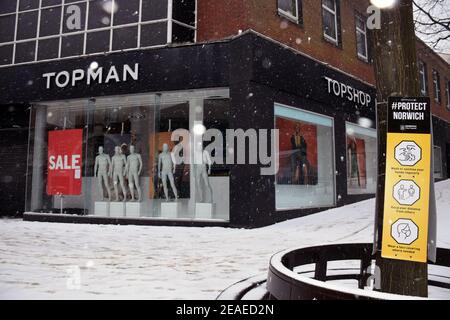 La neve arriva a Norwich, Regno Unito, febbraio 2021. Il Top Shop non riaprirà dopo il blocco 3, una vittima della scomparsa del gruppo Arcadia Foto Stock