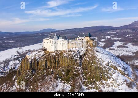 Füzér, Ungheria - Vista aerea del famoso castello di Fuzer costruito su una collina vulcanica chiamata Nagy-Milic. Le montagne Zemplen sullo sfondo. Foto Stock