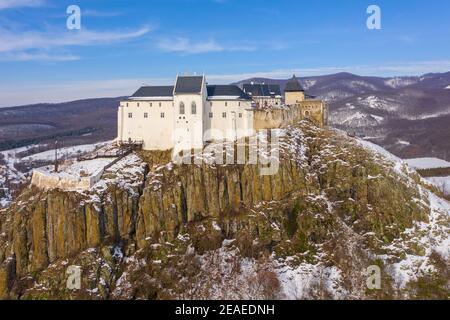 Füzér, Ungheria - Vista aerea del famoso castello di Fuzer costruito su una collina vulcanica chiamata Nagy-Milic. Le montagne Zemplen sullo sfondo. Foto Stock