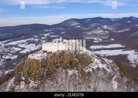 Füzér, Ungheria - Vista aerea del famoso castello di Fuzer costruito su una collina vulcanica chiamata Nagy-Milic. Le montagne Zemplen sullo sfondo. Foto Stock