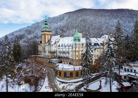 Lillafüred, Ungheria - Vista aerea del famoso palazzo storico coperto di neve vicino al lago Hámori. Incredibile panorama invernale. Foto Stock