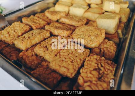 Tofu fritto e tempeh in teglia d'acciaio Foto Stock