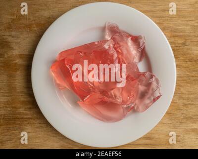 Vista dall'alto sul piatto bianco pieno di gelatina di fragole Foto Stock