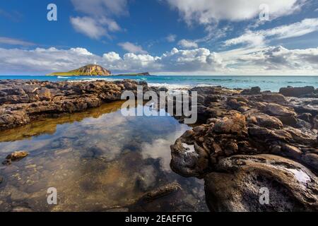 Onde che si infrangono su rocce vicino alla spiaggia di Macapuu, Oahu, Hawaii Foto Stock