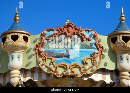 Kitsch o dettaglio decorativo di carosello, rotonda o Merry-go-Round con la pittura del faro e del Mar tempesta a Cassis Provence France Foto Stock