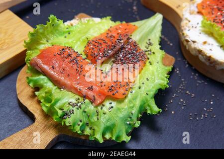 Pane croccante proteico Super food con salmone, insalata di formaggio cremoso e semi di Chia Foto Stock