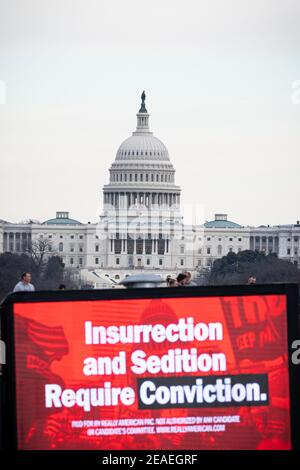 WASHINGTON D.C., STATI UNITI - 07 febbraio 2021: Washington, DC, USA - 6 febbraio 2020: Cartelli elettronici al di fuori della capitale incoraggiando il repubblicano se Foto Stock