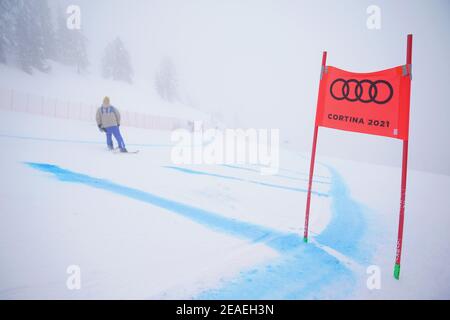 09 febbraio 2021, Italia, Cortina d'Ampezzo: Sci alpino: World Cup, Super G, donne: La nebbia sul corso ritarda l'inizio. Foto: Michael Kappeler/dpa Foto Stock