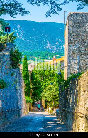 Strada stretta nel villaggio di Bonnieux in Francia Foto Stock