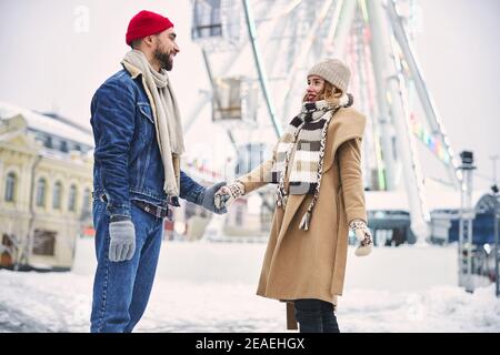 Una coppia felice che esce insieme il giorno d'inverno Foto Stock