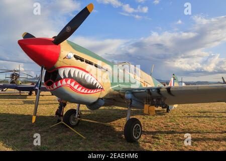 Un aereo da combattimento Curtiss P-40E Kittyhawk della seconda Guerra Mondiale con denti di squalo dipinti sul naso. Fotografato ad un airshow a Mount Maunganui, NZ Foto Stock