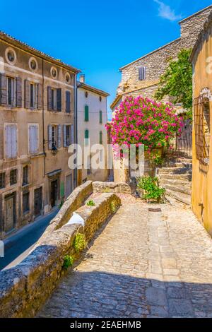 Strada stretta nel villaggio di Bonnieux in Francia Foto Stock