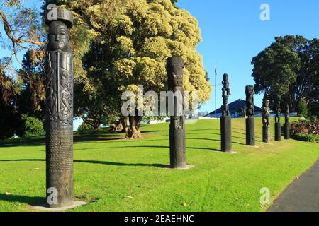 Maori pou, o colonne scolpite, eretto nel sito della Battaglia di Gate Pa (1864). Tauranga, Nuova Zelanda Foto Stock