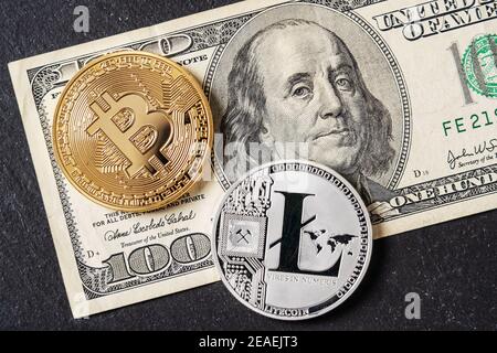 Bitcoin, criptovaluta litecoina equivalente al dollaro, una banconota di cento unità. Concetto di valuta virtuale futuro. Su uno sfondo di marmo Foto Stock