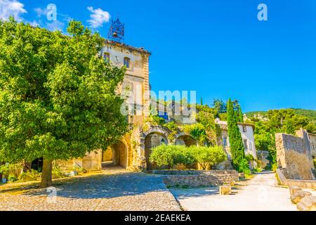 Vista su una piazza centrale nel villaggio di Oppede le Vieux In Francia Foto Stock